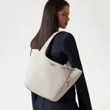 Cartera de hombro Guess Helina, color blanco, con logo de la marca en el frente y charm colgante con llavero. Incluye un sobre con cierre.