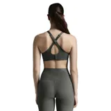 Top deportivo negro de soporte medio, confeccionado con tela elástica y transpirable, con copas moldeadas y correas ajustables.