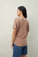 Remera color café de manga corta de modal, cuello bote y frunces en los laterales.