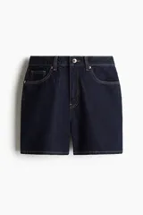 Short de jean azul oscuro, de tiro alto, con cinco bolsillos y cierre con botón.