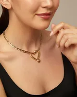 Collar de eslabones plateados con dije de corazón.