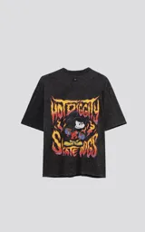 Remera negra con efecto nevado, cuello redondo y calce oversize. Estampado frontal de Mickey Mouse con una patineta.