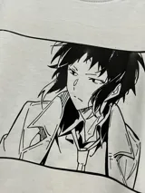 Remera blanca de algodón con estampado de Ryūnosuke Akutagawa, personaje del anime Bungō Stray Dogs.