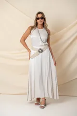 Pollera larga color beige de satén de seda, de corte amplio, con cintura elastizada y lazo.