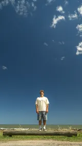 Bermuda de jean azul con estampado de girasoles, corte holgado.