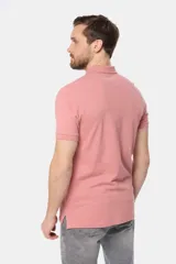 Remera polo azul de piqué liso, con cuello de rib y botones personalizados.