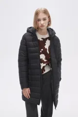 Campera negra larga con capucha, de poliamida con relleno y diseño acolchado horizontal.