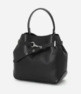 Cartera bucket pequeña de poliuretano color negro, con doble asa (corta y larga), cierre con botón y detalle de hebilla.