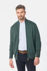 Campera tejida de algodón color azul con cierre frontal y cuello alto.