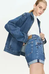Short de jean de cinco bolsillos en denim de algodón levemente elástico. Modelo de tiro superalto con cierre, botón y dobladillo cosido.