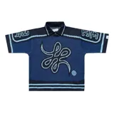 Camiseta tejida azul con cuello polo, corte oversize y diseño con motivos geométricos en celeste.