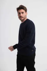 Sweater de punto trenzado color azul marino, con cuello redondo y mangas largas.