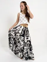 Falda larga de algodón con estampado floral en blanco y negro. Tiene elástico en la cintura y viene con un cinto de rafia elastizado desmontable.