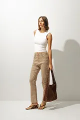 Pantalón de jean de corte recto color beige.