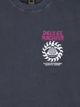 Remera blanca de manga corta con cuello redondo y estampado en el pecho con el logo de Deus Ex Machina en rojo y un diseño de ojo en azul.