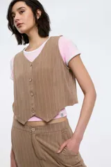 Chaleco marrón con rayas verticales, escote en V y cierre con botones.