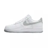 Zapatillas urbanas Nike Air Force 1 Low 07, color blanco con detalles en gris.