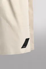 Shorts deportivos marrones de tejido técnico ligero y elástico con diferentes estructuras. Tiene forro interior, cintura elástica ajustable con cordón, bolsillos frontales, bolsillo trasero con cierre, aberturas laterales y logo estampado en la pierna.