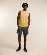 Bermuda deportiva negra sin estampado, con cintura elástica ajustable con cordón, y bolsillo lateral con cierre de cremallera contrastante.