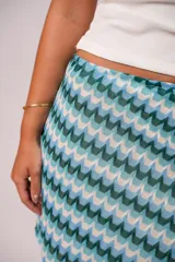 Minifalda con estampado geométrico en tonos celeste, blanco y verde.