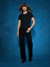 Pantalón de jean recto, color beige claro, tiro alto, con cierre y botón frontal.