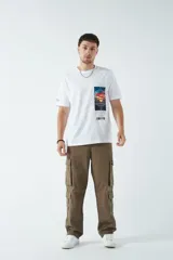 Pantalón cargo color verde militar, confeccionado en canvas de algodón grueso, con 4 bolsillos y tiro medio.