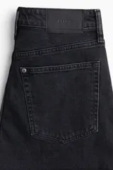 Short de jean negro de tiro alto con cinco bolsillos, confeccionado en denim de algodón levemente elástico y dobladillo cosido.