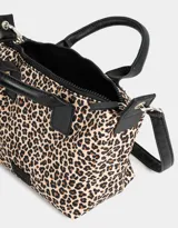 Cartera mini city color negro con doble asa corta de mano, correa regulable ajustable, cierre superior y tag de goma.