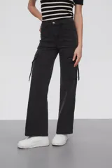 Pantalón de jean gris medio, corte wide leg, con bolsillos cargo laterales y cintura alta.