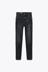 Pantalón de jean negro con tiro alto, corte skinny y cinco bolsillos.