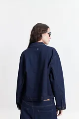 Campera de jean azul oscuro de corte relajado.