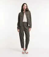 Campera bomber negra de viscosa con cierre delantero, bolsillos con solapa y pespuntes contrastantes en color blanco.