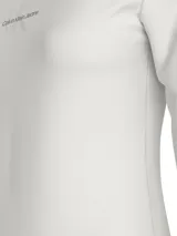 Remera blanca de manga larga con cuello redondo y logo de Calvin Klein Jeans estampado en el pecho.