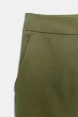 Pantalón de tiro alto color marrón, de corte recto y pierna ancha, con pinzas frontales y bolsillos diagonales.