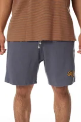 Bermuda gris de algodón premium con logo Vernal estampado en color mostaza, bolsillos laterales y trasero, cintura elástica con cordón ajustable y corte relajado.