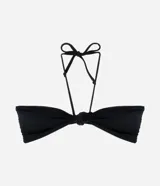Top de bikini bandeau negro con tirantes finos y detalle de nudo en el centro.