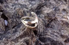 Anillo abierto de bronce con diseño de doble banda.