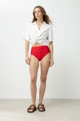 Bikini bottom de corte clásico, color rojo.