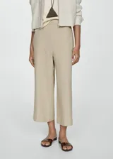 Pantalón culotte color beige de lino y viscosa, con cintura elástica y corte ancho.