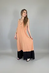 Vestido largo color salmón con corte recto, breteles finos y ruedo negro.