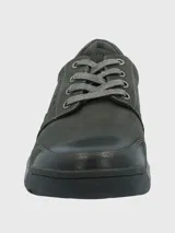 Zapato acordonado de cuero color gris oscuro, con cuello acolchado y suela de goma.