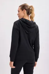 Campera deportiva negra con capucha, cierre frontal y bolsillos laterales.