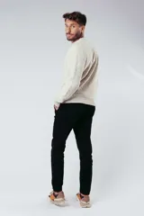 Sweater de punto trenzado color gris, de cuello redondo y manga larga.