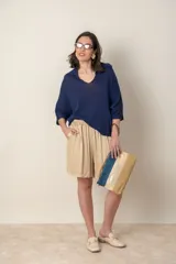 Blusa italiana tejida azul marino, de manga murciélago y escote en V.