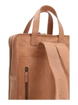 Mochila color marrón confeccionada en cuero natural con forro interior de poliéster reciclado. Cuenta con compartimento principal con cierre, dos bolsillos frontales (uno con cierre y otro con solapa imantada), bolsillo trasero con cierre, bolsillo interior con cierre, compartimento interior acolchado para computador y correas ajustables.