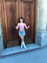 Top bandeau rosado con detalle de abertura en el centro y accesorio dorado.