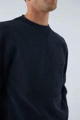 Buzo de algodón blanco con cuello redondo, manga larga y logo en relieve.