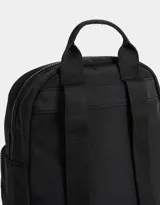 Mochila negra de tela deportiva con bolsillo frontal con cierre, correas regulables, manija superior, cierre superior y tag de goma.