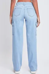 Pantalón de jeans azul de corte ancho, con bolsillos laterales tipo cargo.