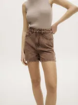 Short de denim color turquesa con diseño de tiro alto y corte recto. Confeccionado en algodón, presenta bolsillos clásicos y cierre frontal con botón metálico.